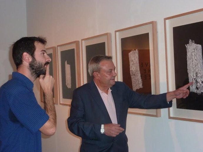 Alcalde (dcha.), junto al artista, durante la presentación de la muestra