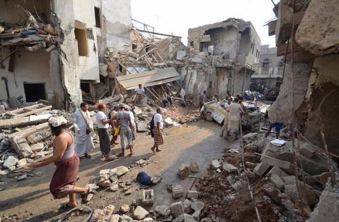 La ciudad yemení de Al Hudayda después de un ataque.