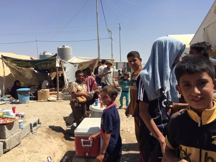 Varios niños desplazados juegan en el campo de refugiados de Debaga en Irak.