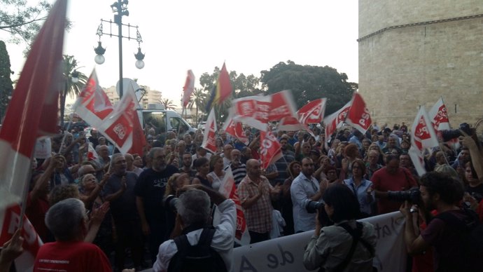 Manifestantes frente a la sede del PSPV en Blanquerías