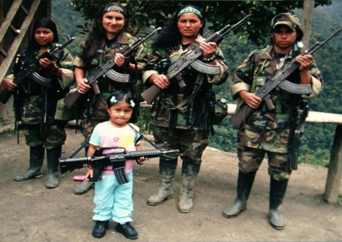 Niña con guerrilleras de las FARC