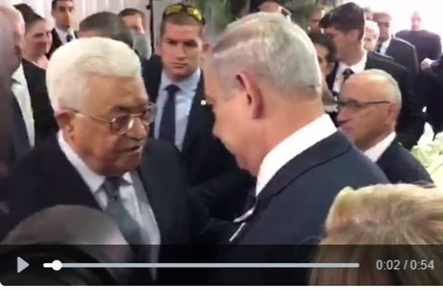 Saludo de Abbas y Netanyahu en el funeral de Peres