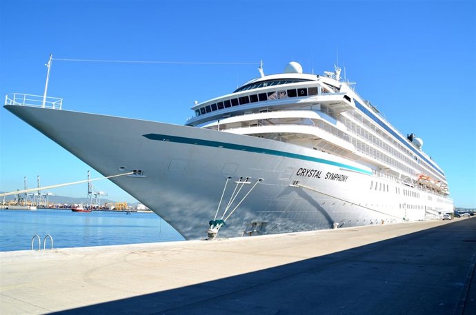 El Puerto de Tarragona recibe por segunda vez el crucero Crystal Symphony