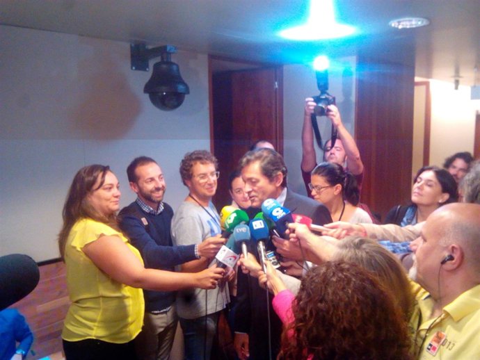 Javier Fernández atiende a los medios en la Junta  General. 