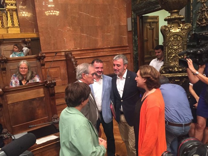 Xavier Trias saludando a Ada Colau, Jaume Collboni, Laia Ortiz y Alfred Bosch 