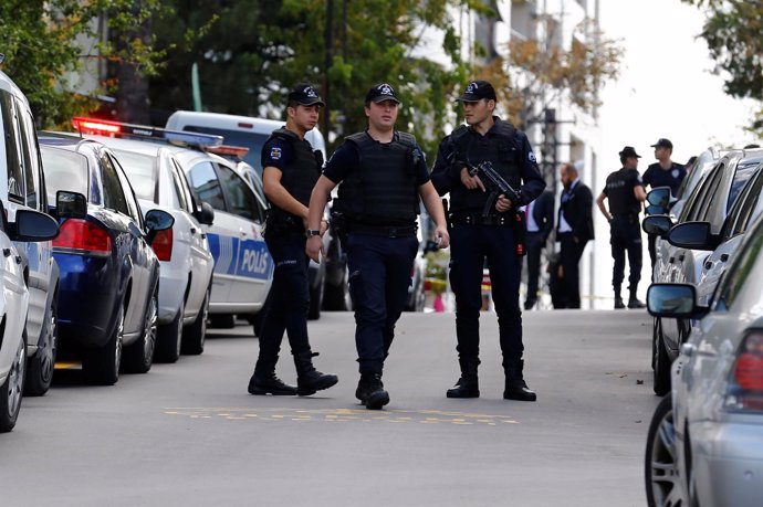 Agentes de policía en las inmediaciones de la embajada de Israel en Ankara