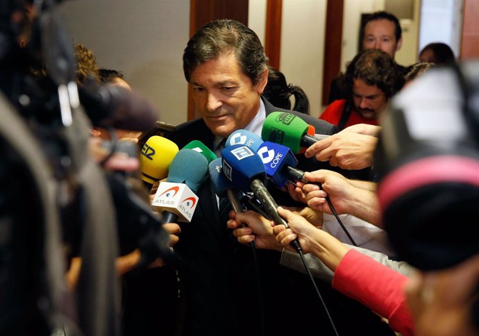 Javier Fernández atiende a los medios en la Junta.