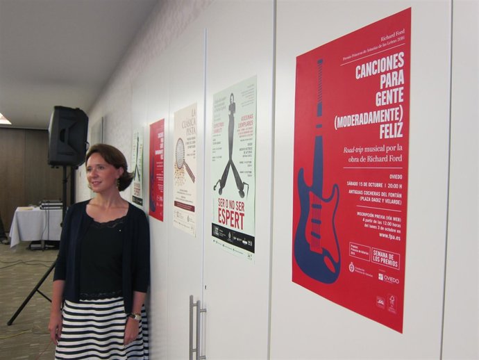 Sanjurjo, junto a los carteles de actividades previas a la semana de Los Premios