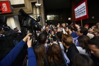 La Ejecutiva "en funciones" del PSOE pide "serenidad" y evitar concentraciones ante las sedes