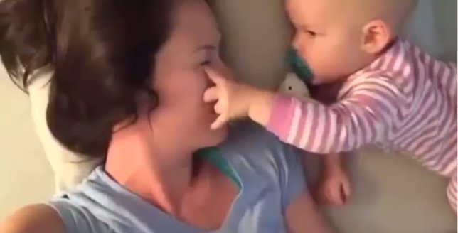 Este bebé hace de todo para despertar a su madre