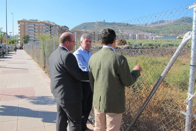 Moreno (d), mira el solar del Conservatorio junto a Márquez y Fernández de Moya.