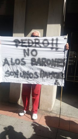 Simpatizante de Pedro Sánchez en la puerta de Ferraz