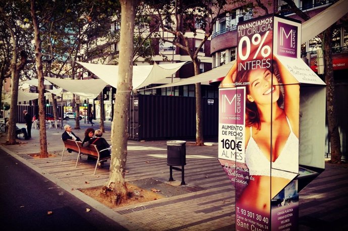 Un anuncio en la Rambla de Terrassa que critica la CUP 