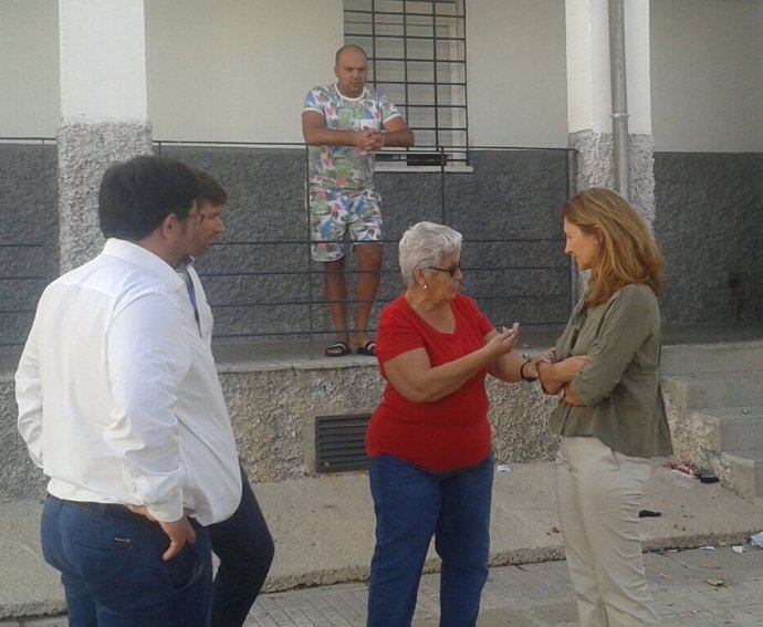 La diputada del PP Alicia Martínez visita una barriada de Lora del Río (Sevilla)