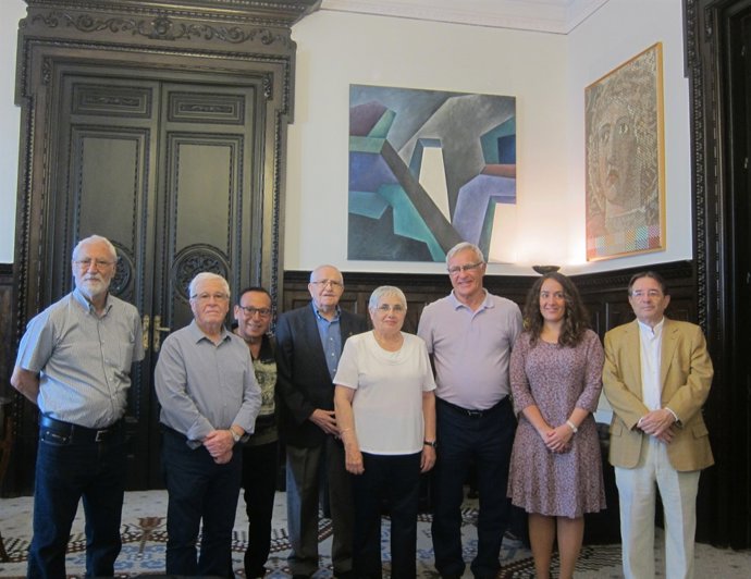 Ribó y Tello junto a los artistas y miembros de la Real Academia de Bellas Artes