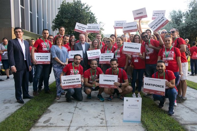Los miembros de la ruta fotográfica antes de partir de Diputación.