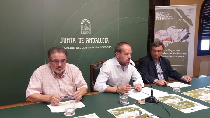 Algar (centro) durante la presentación de las actividades