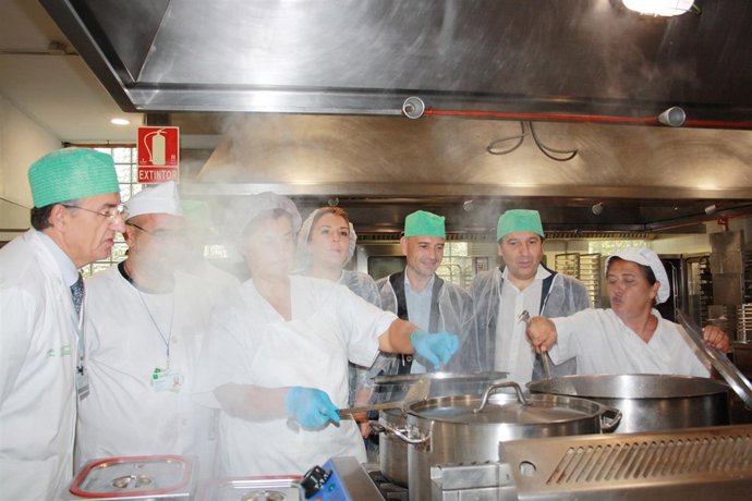 Ruiz Espejo en la exhibición del menú del Hospital Regional Universitario.