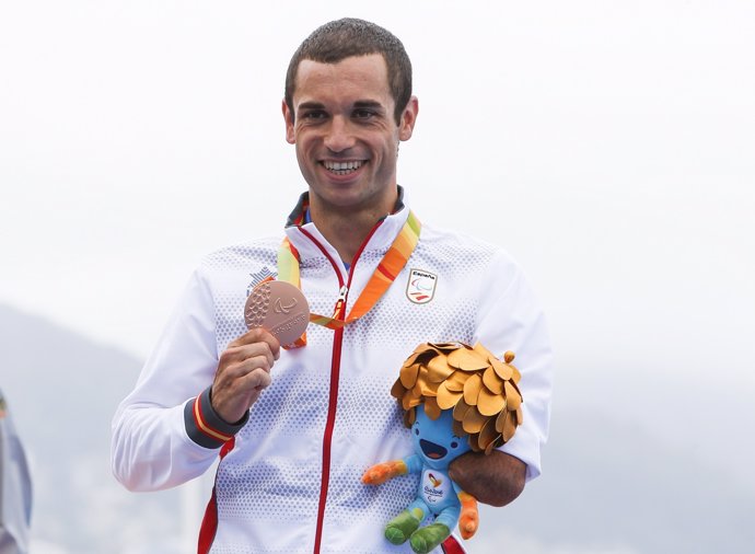 Jairo Ruiz con su medalla de bronce paralímpica