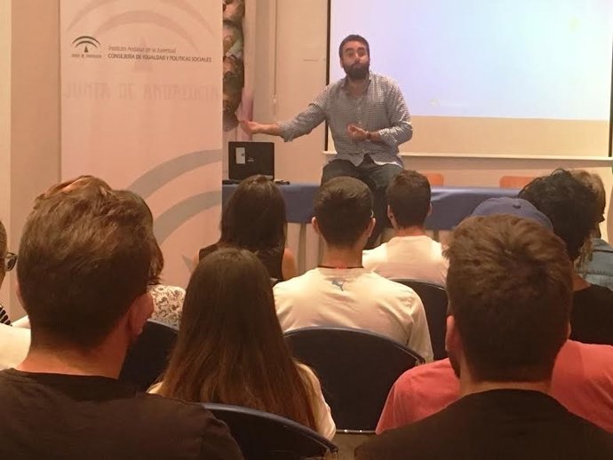 Maroyal durante el encuentro con alumnos del IES Averroes