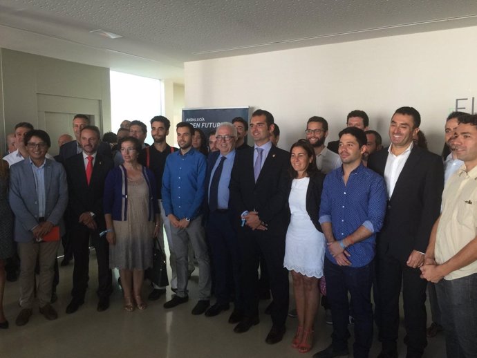 El consejero de Empleo inaugura 'El cable' de Almería