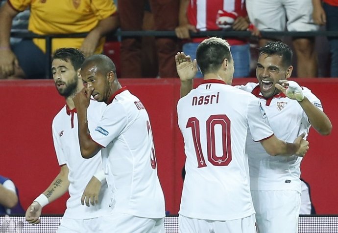 Gabriel Mercado se abraza a Nasri tras marcar un gol con el Sevilla