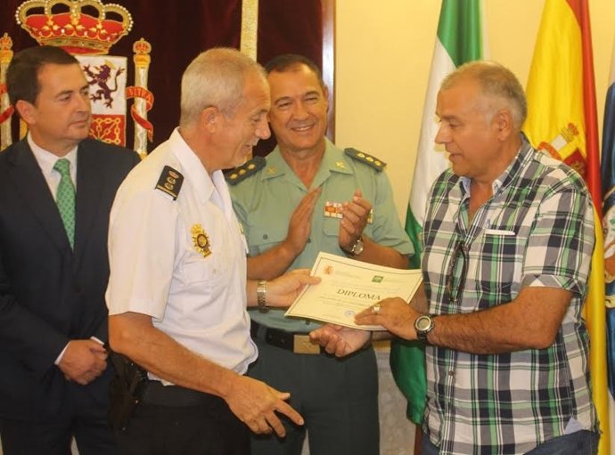 Entrega de diplomas contra  la violencia en las aulas.