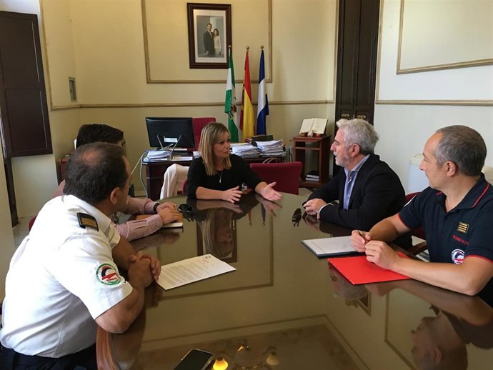 Reunión bomberos y alcaldesa de san Juan 