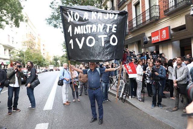 Exteriores de la reunión del Comité Federal del PSOE en la calle Ferraz