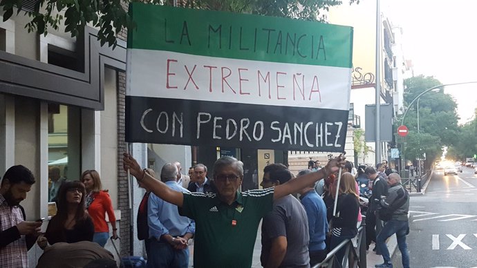 Manifestante a favor de Pedro Sánchez en la sede del PSOE, Ferraz