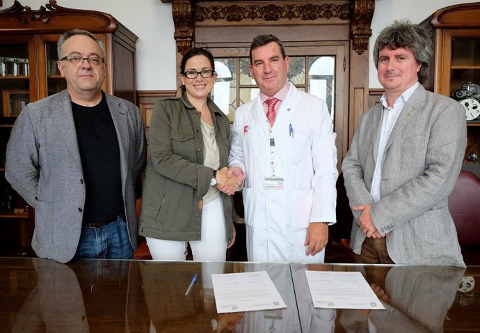 Firma del convenio para la donación de los fondos