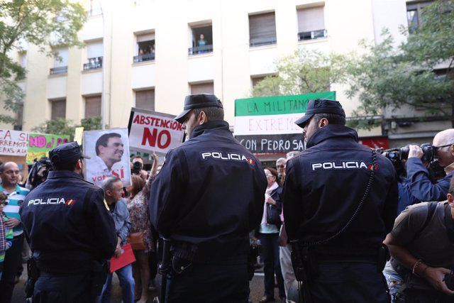 Exteriores de la reunión del Comité Federal del PSOE en la calle Ferraz