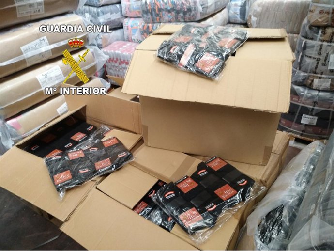 Incautación De Productos Falsificados E Investigación De Dos Personas.