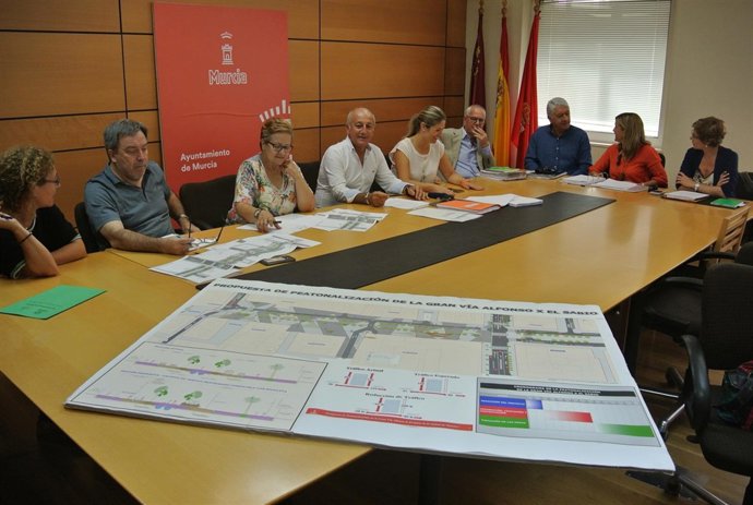 Roque Ortiz con representantes de los grupos políticos