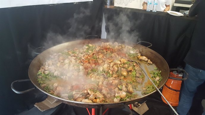 Paella para la prensa junto a la sede del PSOE