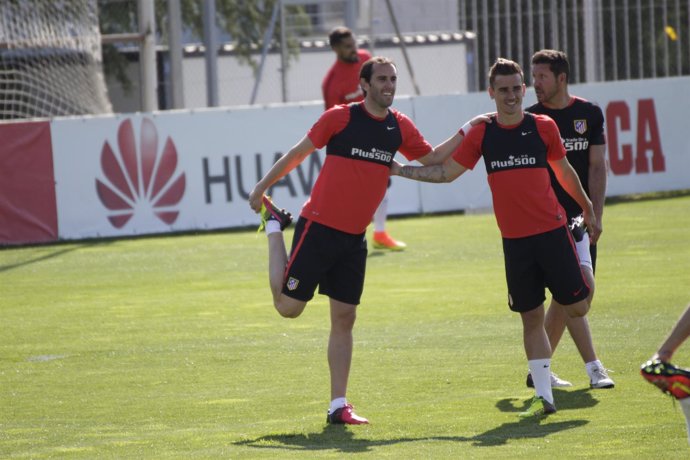 Godín y Griezmann en el entrenamiento del Atlético de Madrid en el media day