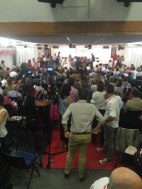 Incidente en el Comité Federal del PSOE entre Verónica Pérez y Rodolfo Ares por el uso de la palabra