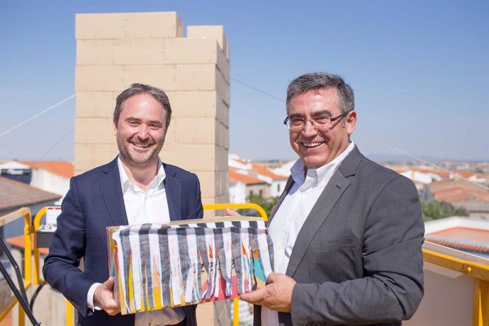 El director general de Amazon, F. Nuyts, y alcalde de Añora, B. Madrid