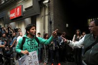 La Policía forma un cordón de seguridad en Ferraz para proteger a los miembros del PSOE del acoso de los manifestantes