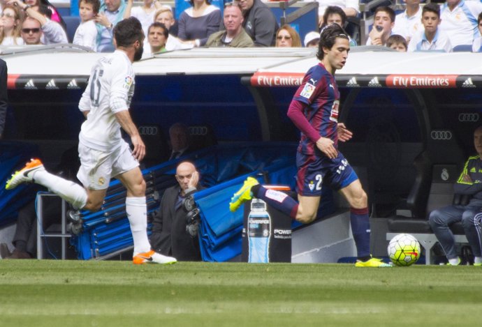 Jota Peleteiro y Dani Carvajal en el partido Real Madrid contra Eibar