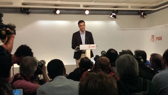 Sánchez anuncia su dimisión como secretario general del PSOE en rueda de prensa.