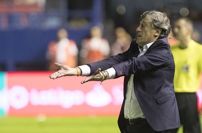 El entrenador del CA Osasuna, Enrique Martín