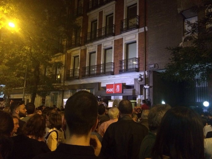 Calle Ferraz abarrotada tras la dimisión de Pedro Sánchez