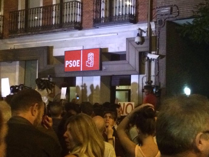 Calle Ferraz abarrotada tras la dimisión de Pedro Sánchez