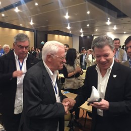 El Padre Ángel con el presidente de Colombia, Juan Manuel Santos