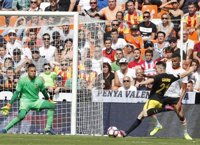 El Atlético asalta Mestalla a pesar de Diego Alves