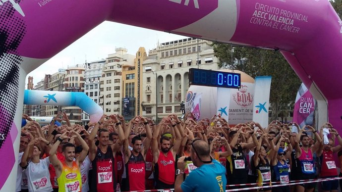 Participantes en el evento deportivo 'Valencia contra el Cáncer'