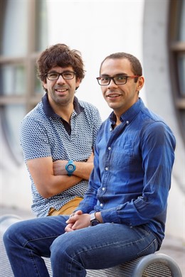 Miguel Beruete (izq.) y Víctor Pacheco, en el campus de la UPNA.
