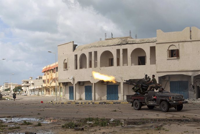 Combatientes Del CNT Luchan Contra Los Gadafistas En Sirte