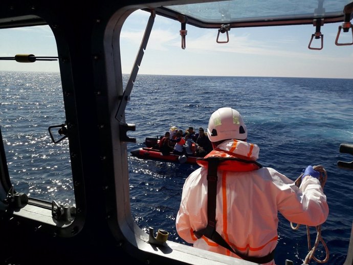 Rescate de patera por Salvamento Marítimo